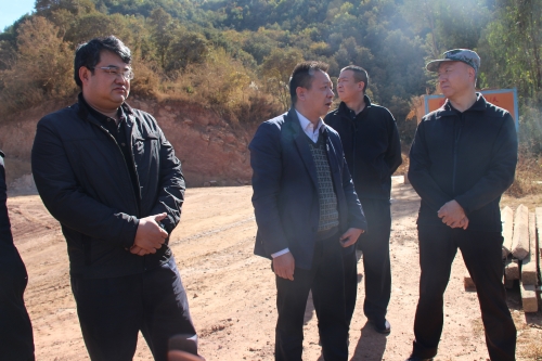 县安全监管局局长赵映宏（左二）向县委书记李康（右一）；县委常委、县委办公室主任周晓贤（左一）；县政府副县长、县公安局局长李辉（右二）汇报市政府挂牌督办云南泽昌钛业有限公司张湾村大白皮箐新建项目情况