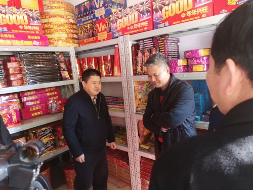 县长李旭东（左一）检查烟花爆竹