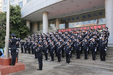 富民县公安局开展“升国旗展警旗”活动 庆祝第三个中国人民警察节1