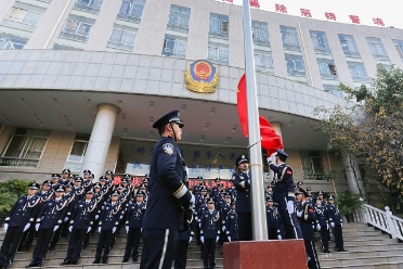 富民县公安局开展“升国旗展警旗”活动 庆祝第三个中国人民警察节2