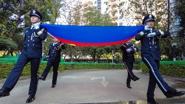 富民县公安局开展“升国旗展警旗”活动 庆祝第三个中国人民警察节3