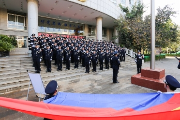 富民县公安局开展“升国旗展警旗”活动 庆祝第三个中国人民警察节4