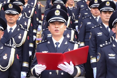富民县公安局开展“升国旗展警旗”活动 庆祝第三个中国人民警察节5