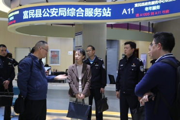 省政务服务中心及省厅、市局领导一行到县局检查指导“一窗通办”改革试点工作1