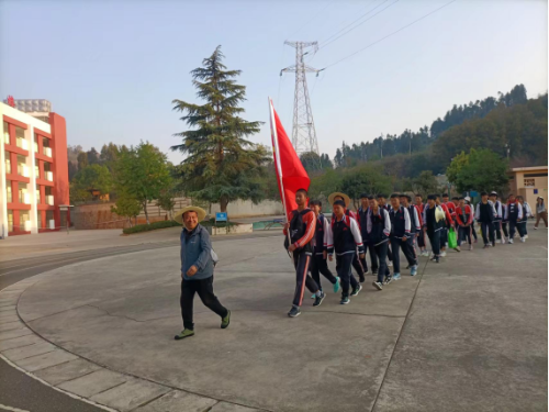富民教育体育信息2023年第92期（在青春之路上前行——富民县散旦中学开展“远足拉练”活动纪实）569