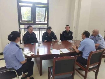 昆明市公安局人口管理支队纳涛支队长一行到富民县公安局检查指导“一窗通办”工作2