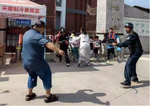 富民教育体育信息2023年第109期（实战操练 护校平安——永定中心小学开展反恐防爆演练活动）413