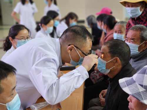 关注普遍的眼健康—甘美医院专家团队到县人民医院开展“爱眼日”义诊1