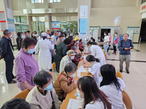 关注普遍的眼健康—甘美医院专家团队到县人民医院开展“爱眼日”义诊2