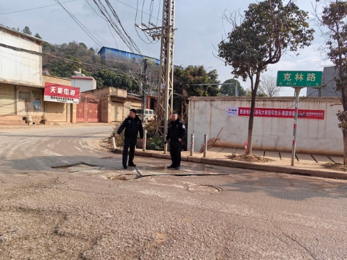 李杰副县长深入企业答复“民企会客厅”反映问题2