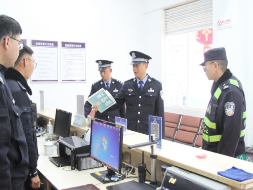 李杰副县长检查春节安保工作并看望慰问坚守岗位执勤民辅警1