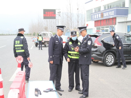 李杰副县长检查春节安保工作并看望慰问坚守岗位执勤民辅警2