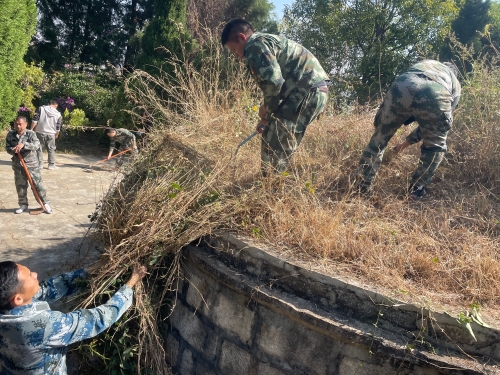 清明祭扫严家训烈士墓 (3)