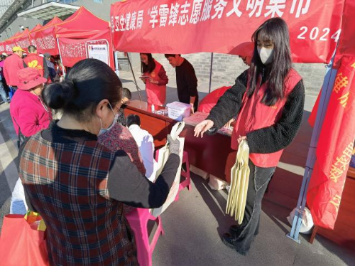 富民县新时代文明实践医疗卫生志愿服务队开展2024年学雷锋志愿服务活动3