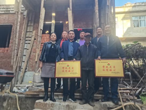 爱心企业助力困难家庭危房重建