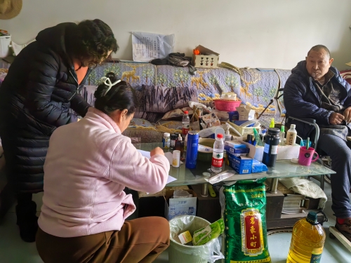 图为富民县审计局开展春节走访慰问活动01