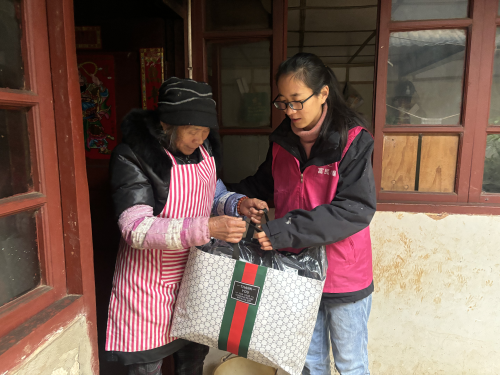 为辖区特困分散供养人员发放过冬物资1